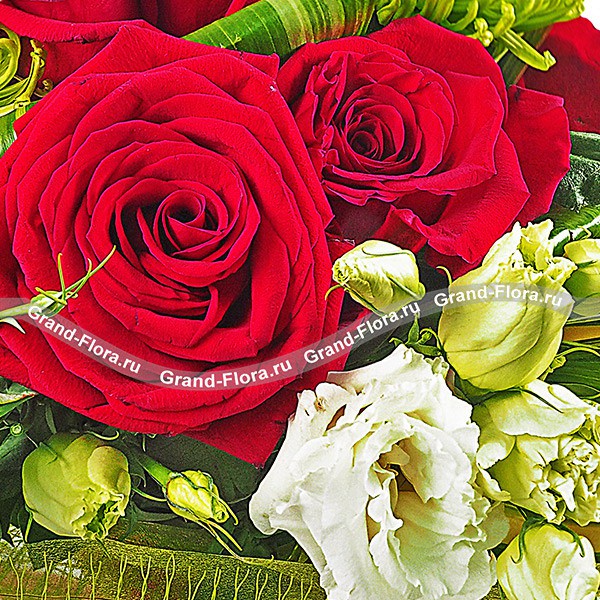 Букет из красных роз и эустом - Изысканность